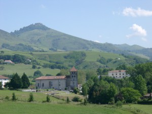 Le viillage d'Espelette, au pied du Mondarrain