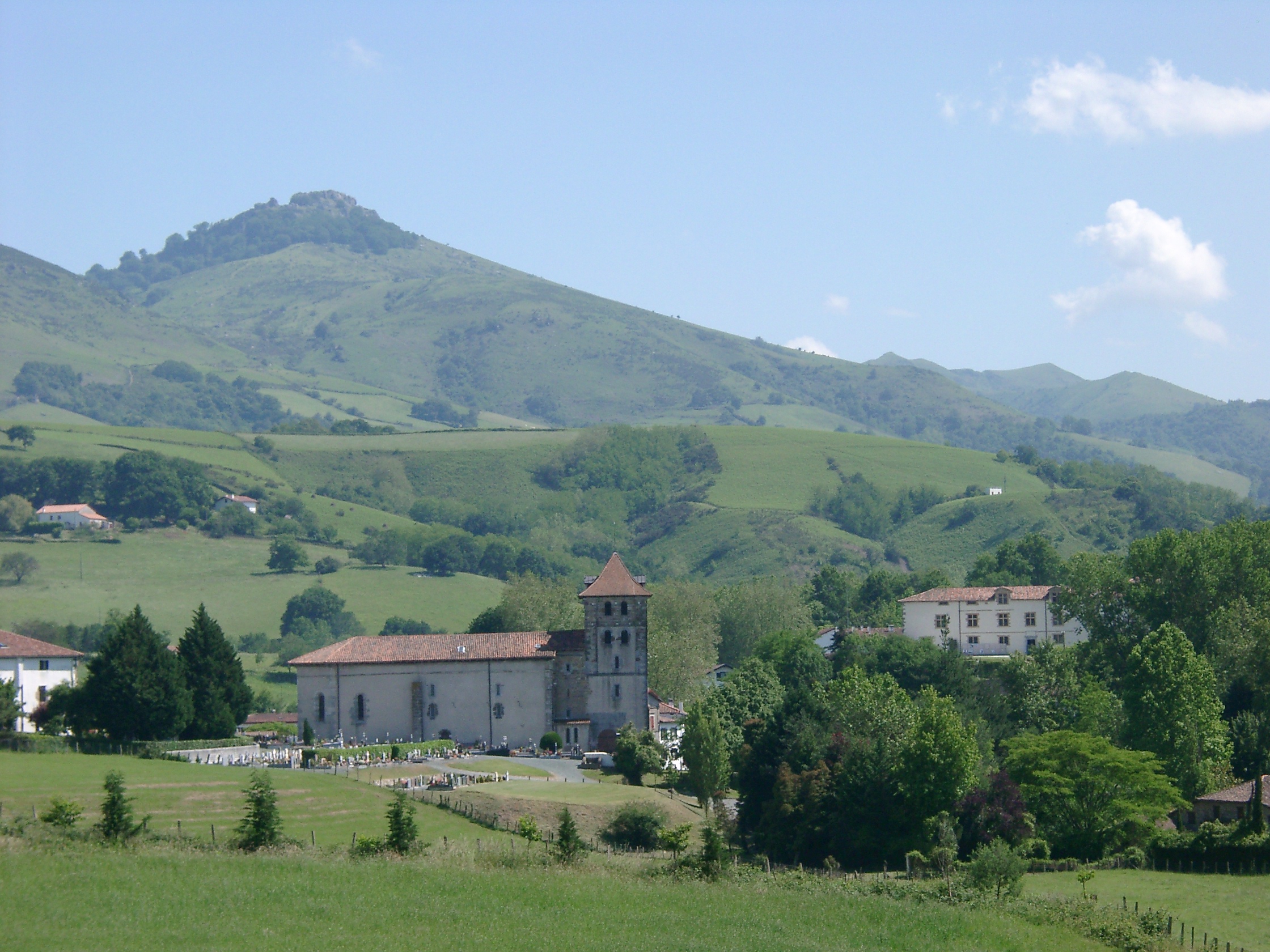 Le village d'Espelette, au pied du Mondarrain